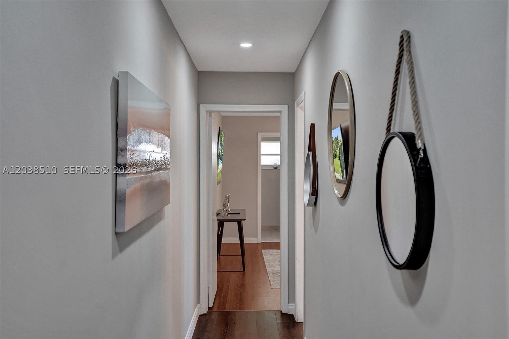 HOLLYWOOD HILLS - Residential