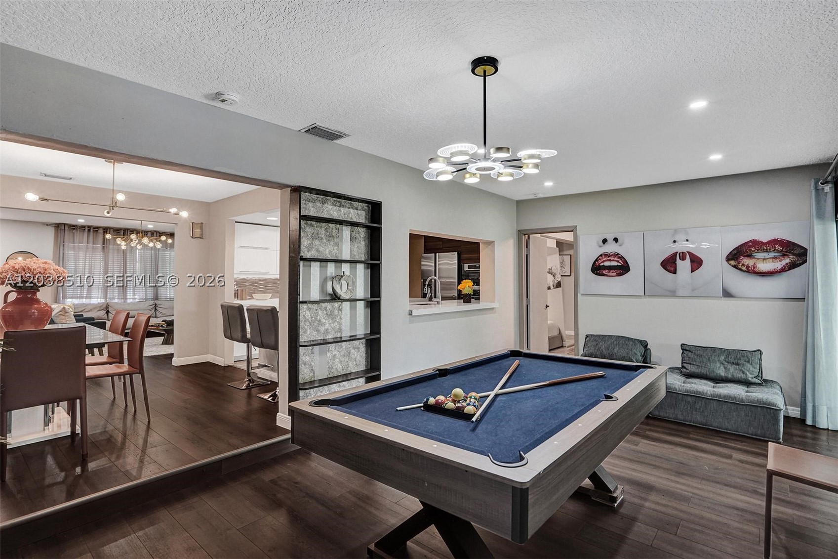 HOLLYWOOD HILLS - Residential