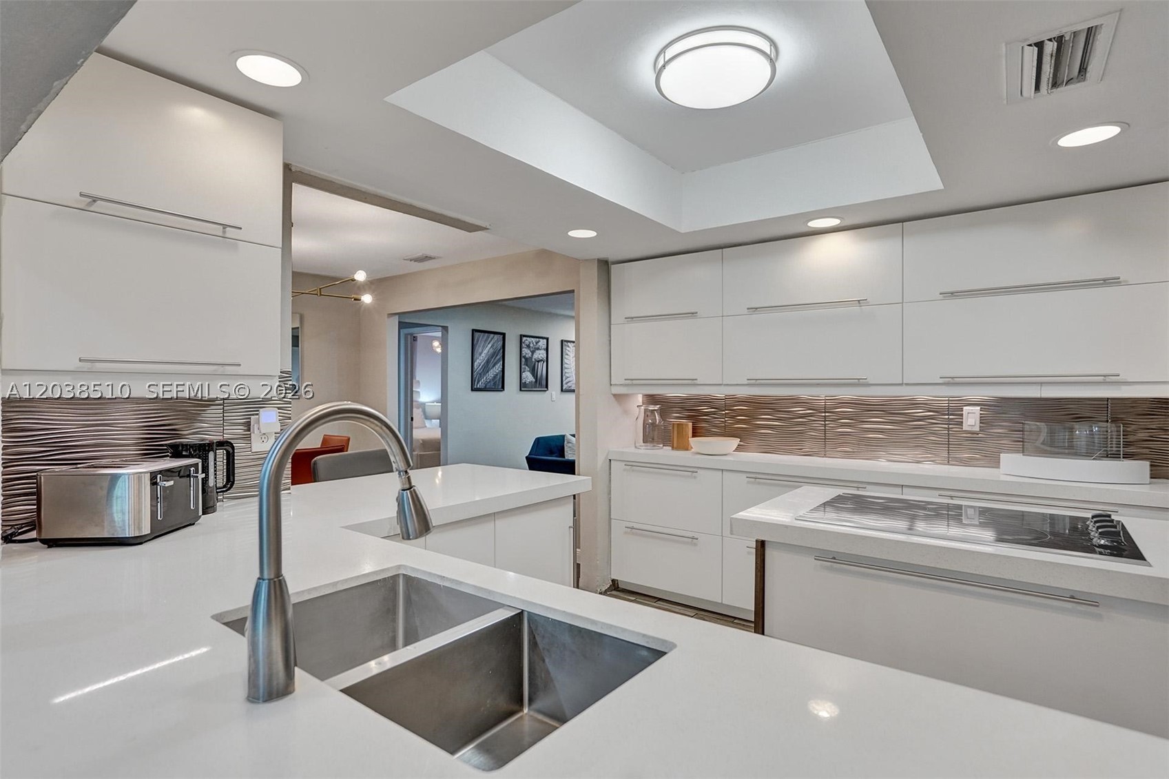 HOLLYWOOD HILLS - Residential