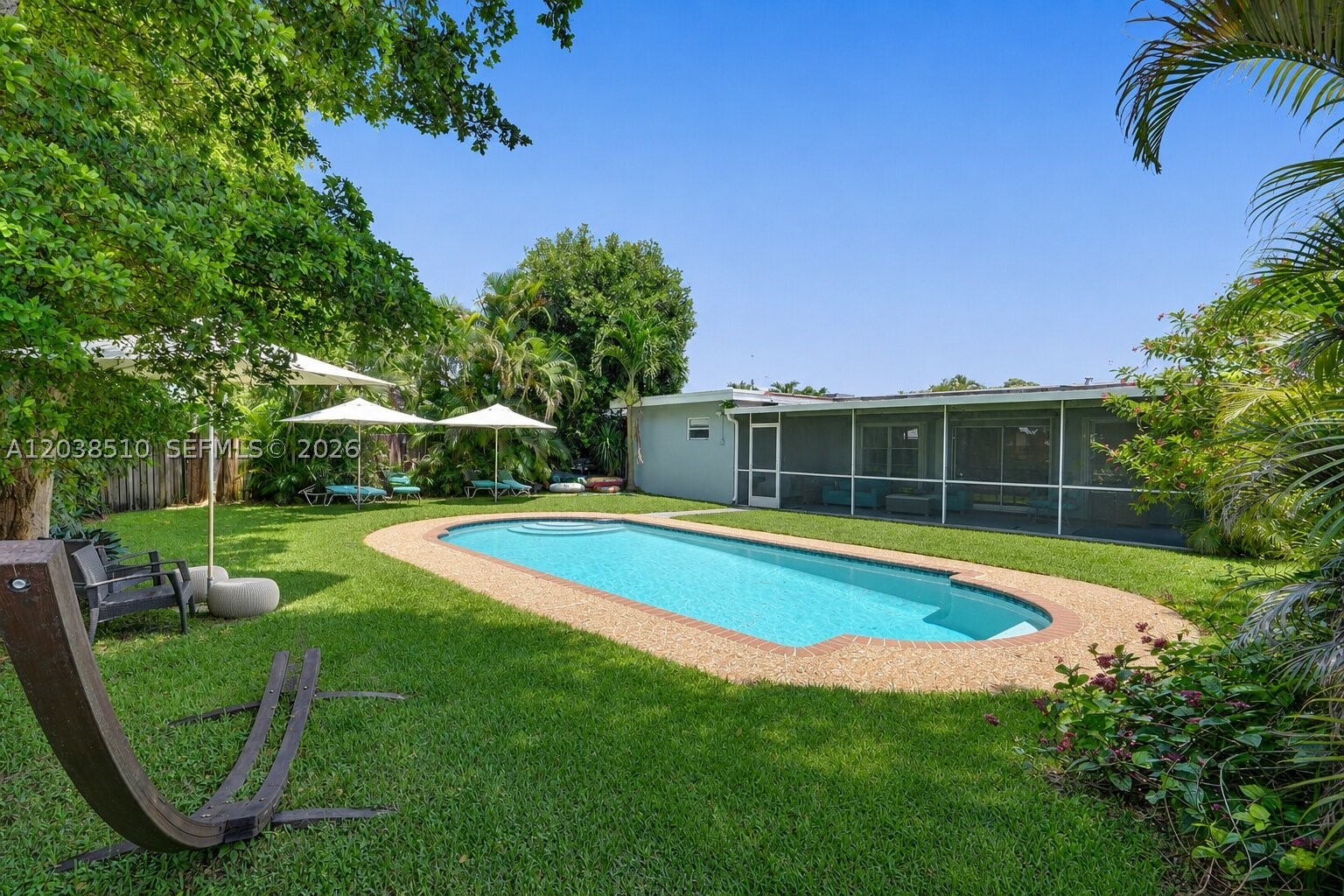 HOLLYWOOD HILLS - Residential