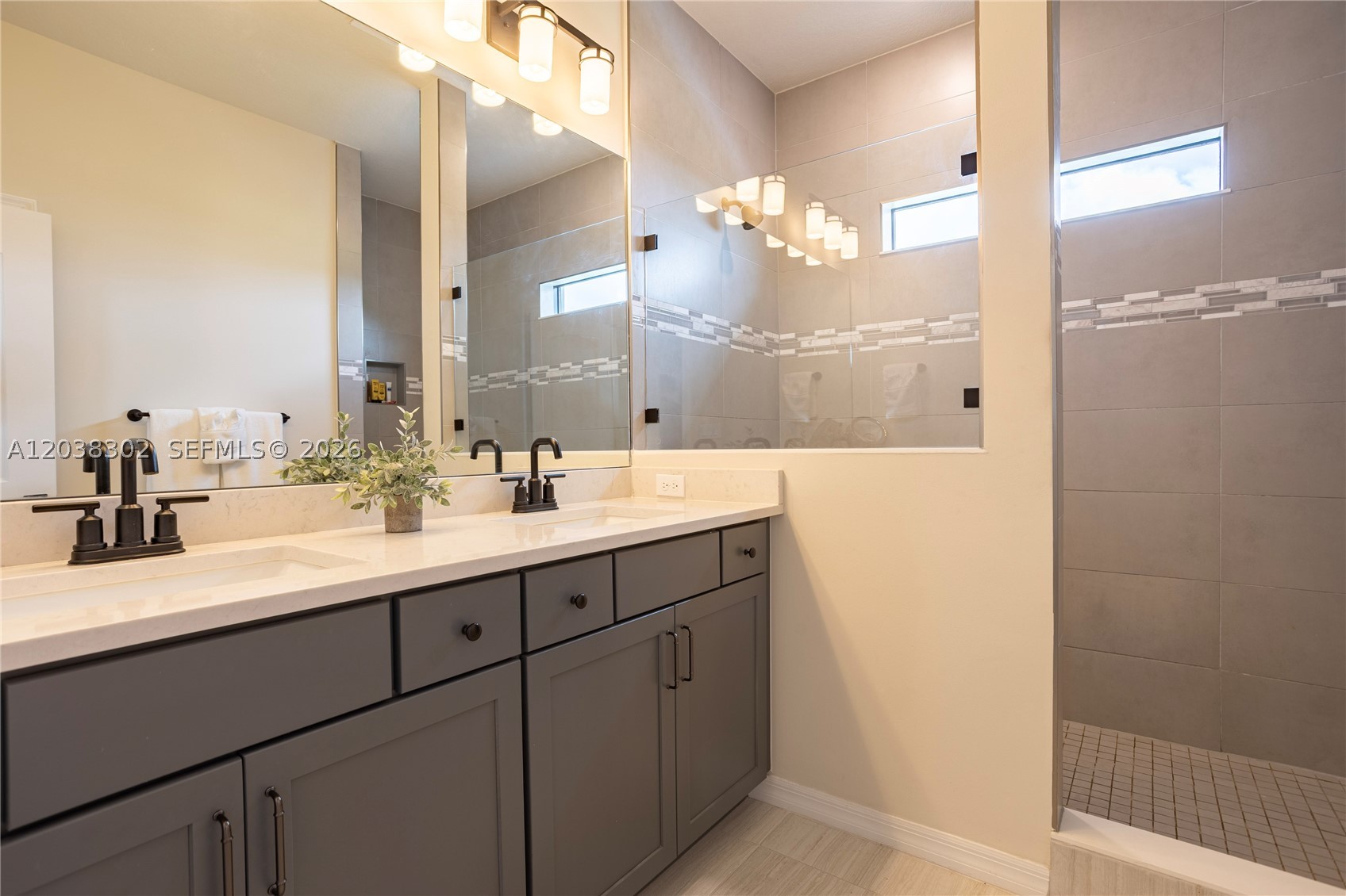 OAK TREE PROPERTY REDEVEL - Residential Lease