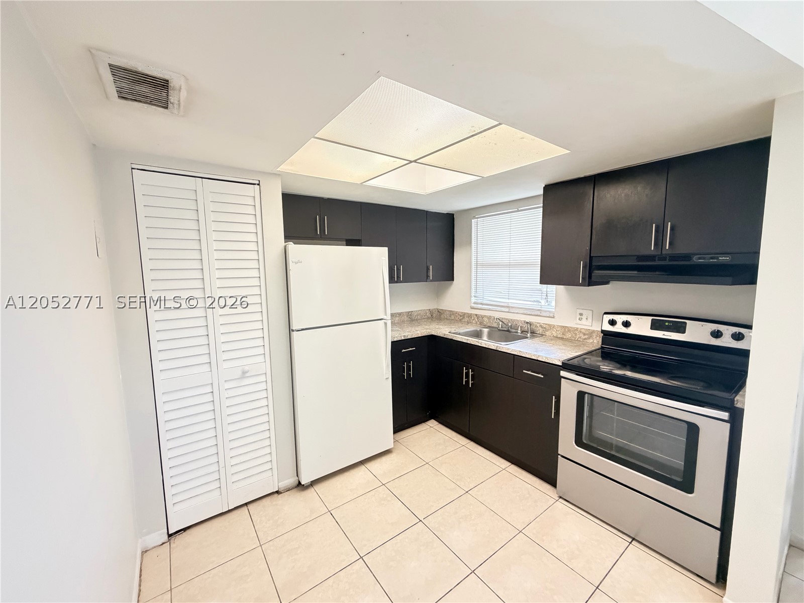 COURTS AT OAKLAND PARK - Residential Lease