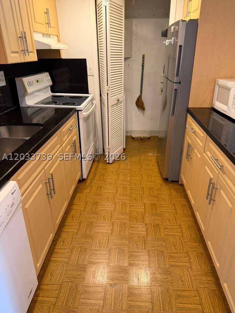 BUILDING ONE OF RACQUET C - Residential Lease