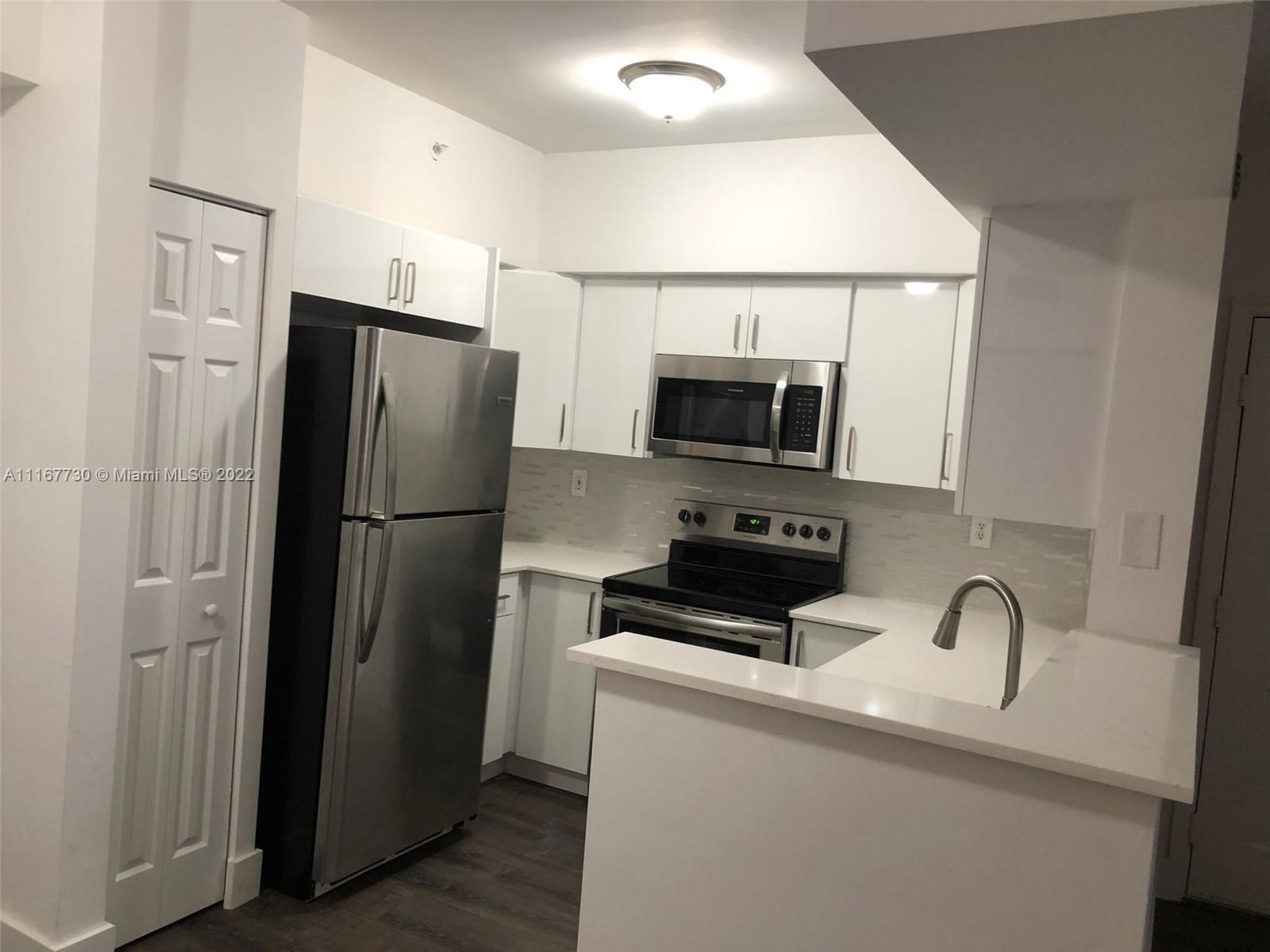 ESPECTACULAR 1 BED/1 BATH APARTMENT. KITCHEN W/QUARTZ COUNTERTOP, STAINLESS STEEL APPLIANCES, WOOD CABINETS, VINYL FLOOR. WALK-IN CLOSET AND QUARTZ IN BATHROOM.  CONVENIENTLY LOCATED CLOSE TO HIGHWAYS SHOPPING, RESTAURANTS.  EASY TO SHOW