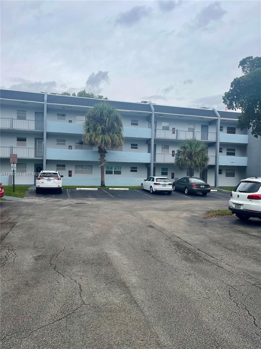DESIRABLE 2 BEDROOMS 2 BATHROOMS CONDOMINIUM FOR SALE IN AN ALL AGE COMMUNITY. 
THE KITCHEN HAS TILED COUNTERTOP WITH CERAMIC TILE FLOOR. THE SELLIR IS MOTIVATED BRING YOU BEST OFFER. THIS PROPERTY IS OWNER OCCUPIED CALL LISTING AGENT FOR SHOWING
