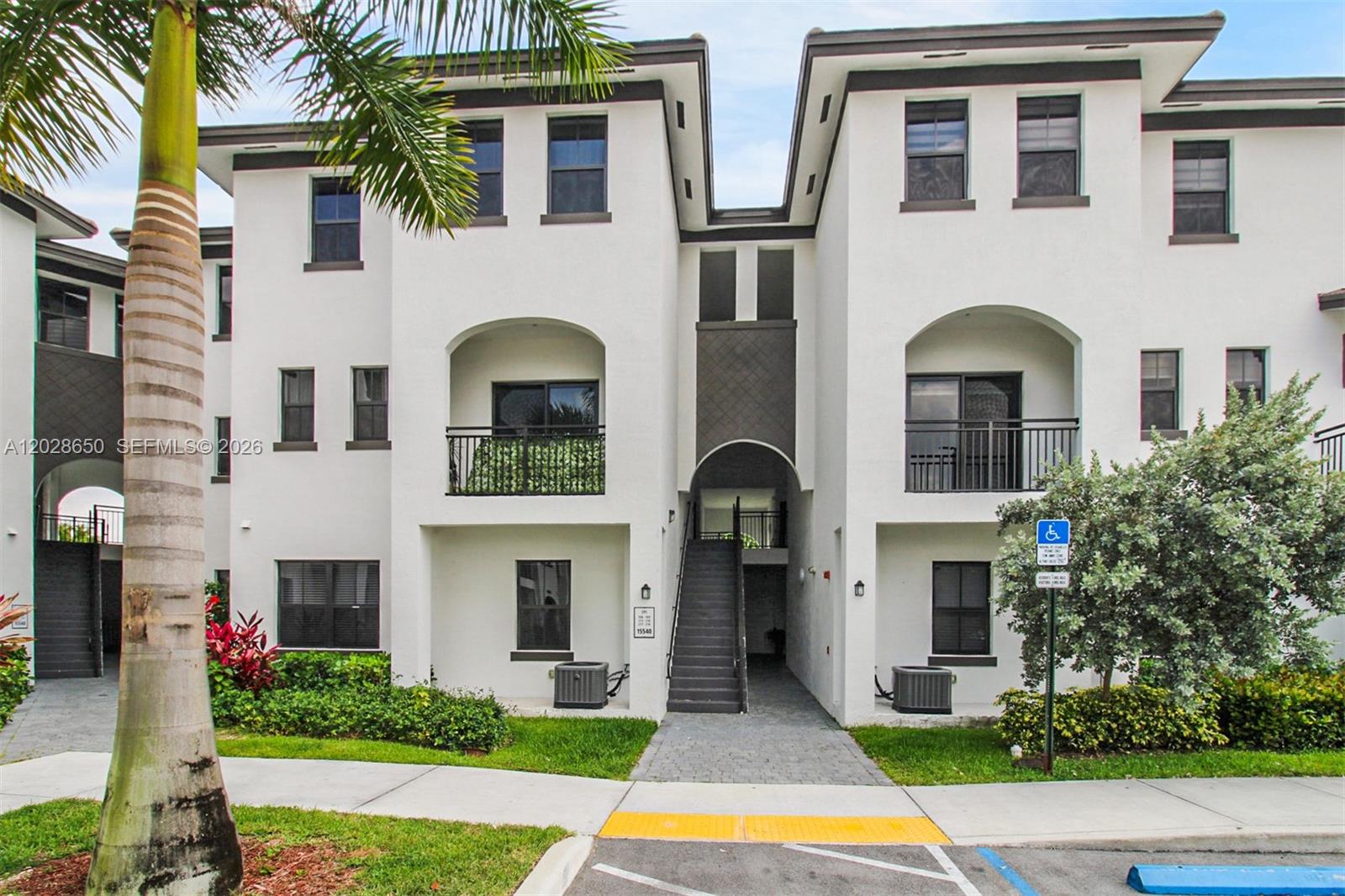 This 3-bedroom apartment is located in Miami, within a private community. With a peaceful and secure environment, this home offers comfort and convenience for you and your family. The proximity to excellent schools around ensures that your children have access to quality education without the need for long commutes. Additionally, the location in Miami offers a variety of cultural, gastronomic, and recreational activities to enjoy in your leisure time.