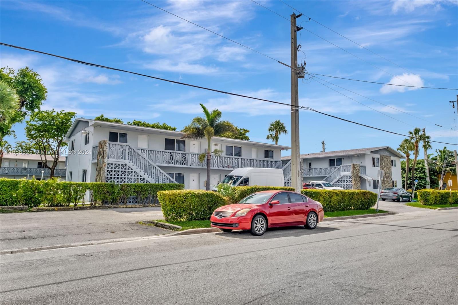 Centrally located, easy to maintain unit. located on the second floor, with tile throughout. Close to major roadways, shopping centers and public transportation.