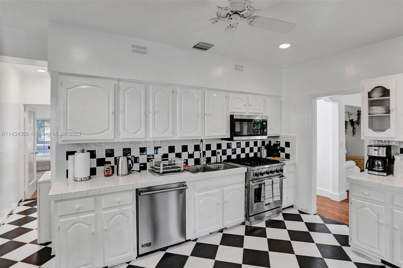 BELLE MEADE ISLAND - Residential