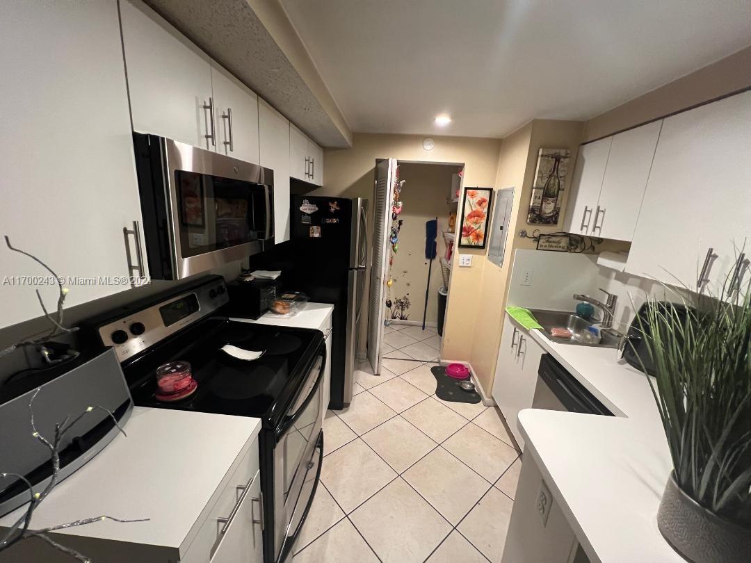 Beautiful spacious condo located in the heart of Davie, Florida. Lots of new restaurants and coffee shops nearby. This unit is a 2 bedroom, 2 bathroom and 886 square feet of living space. Brand new floors and microwave, and an open concept that you will enjoy every day. This ground-floor unit offers easy access to the  community pool and clubhouse. Property has washer and dryer.