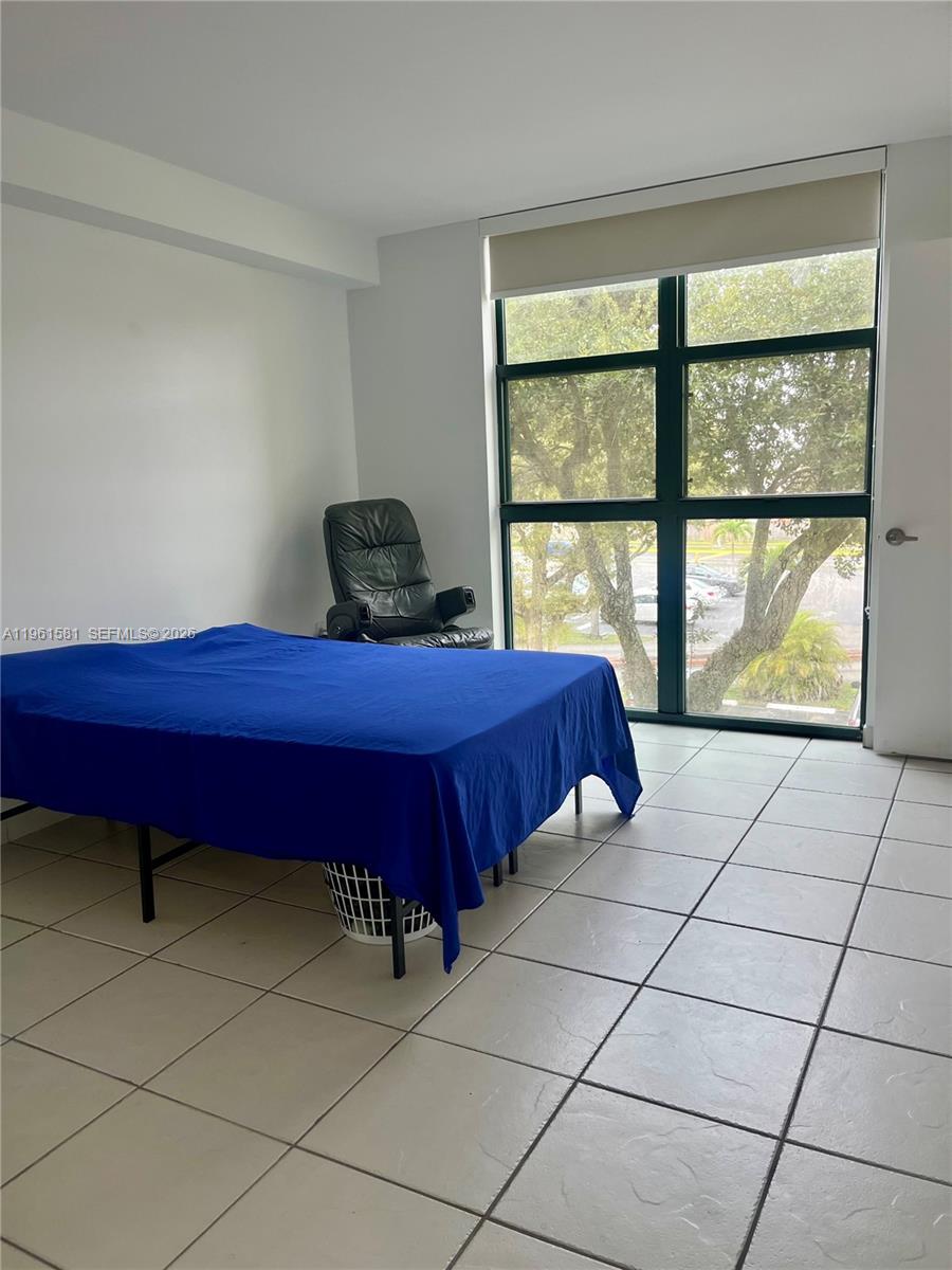 INTERNATIONAL PARK CONDO - Residential