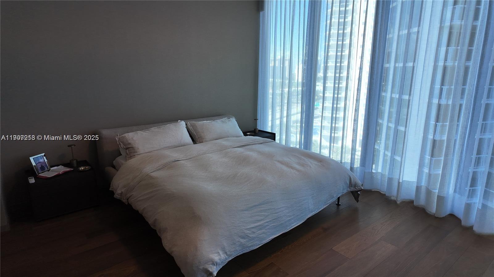 18555 COLLINS AVENUE COND - Residential