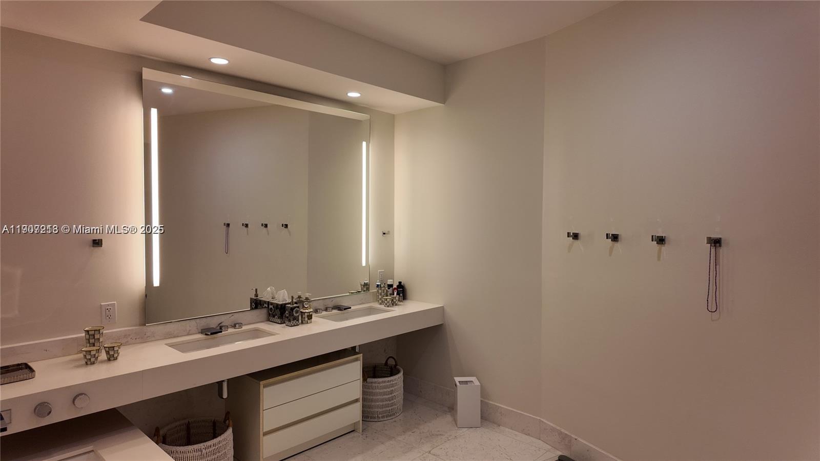 18555 COLLINS AVENUE COND - Residential