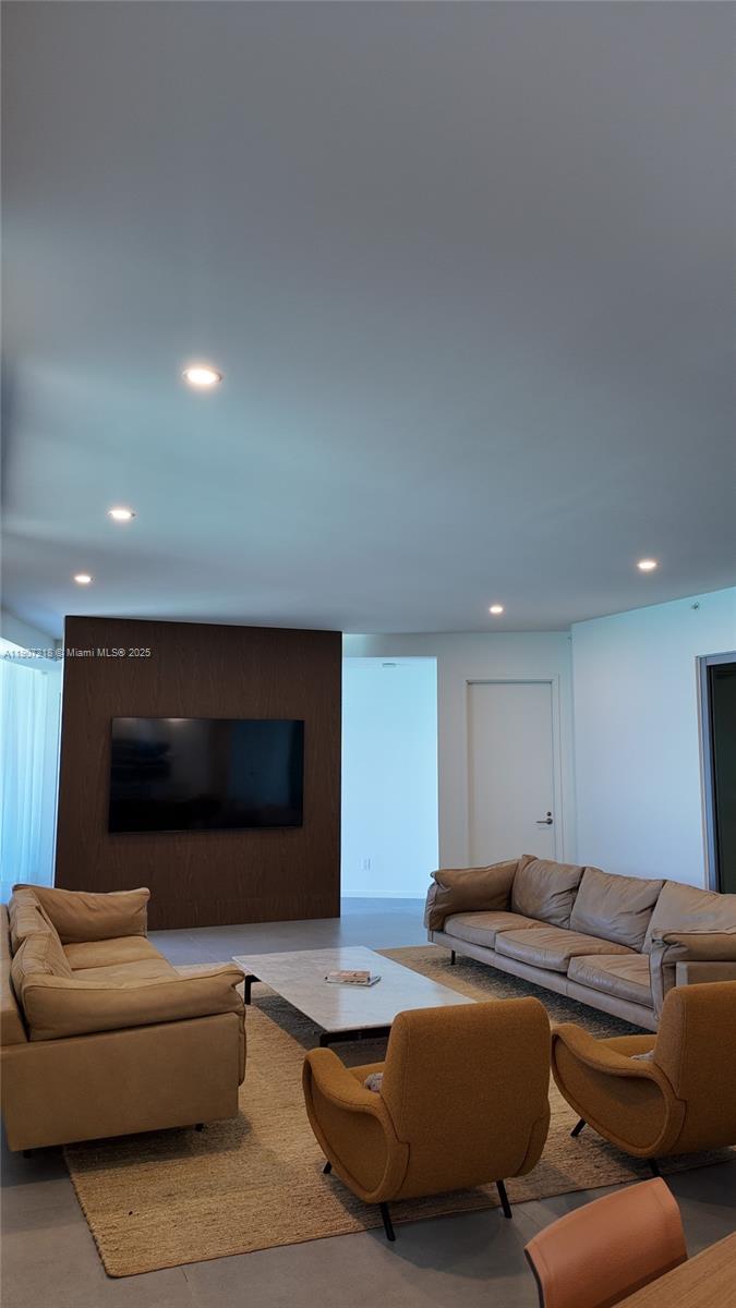 18555 COLLINS AVENUE COND - Residential