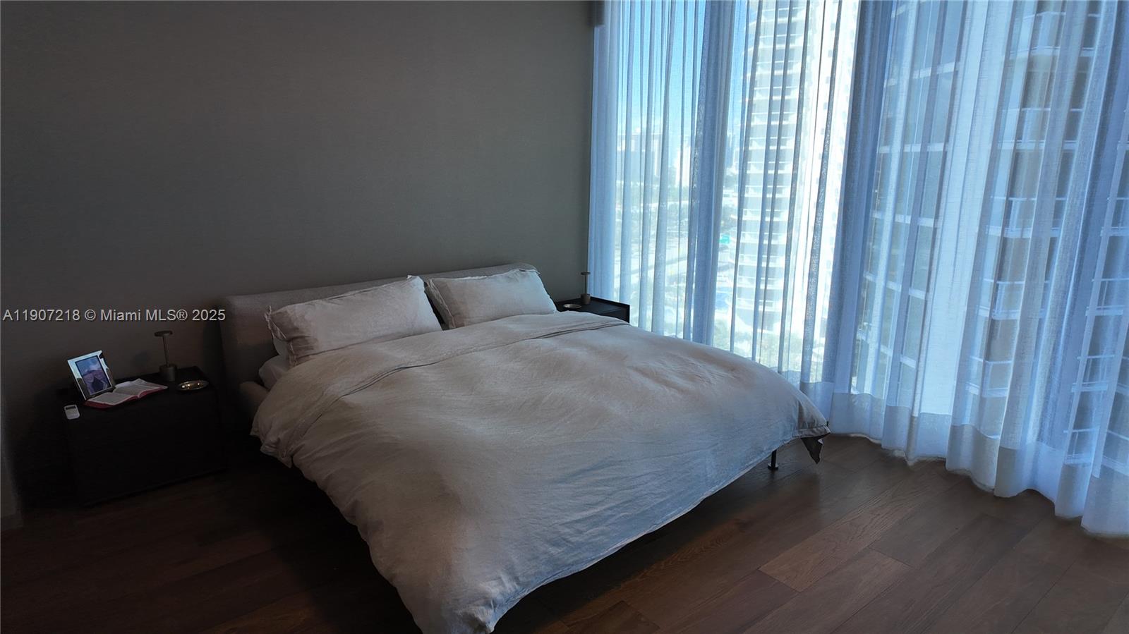 18555 COLLINS AVENUE COND - Residential