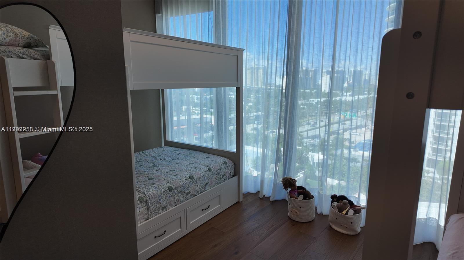 18555 COLLINS AVENUE COND - Residential