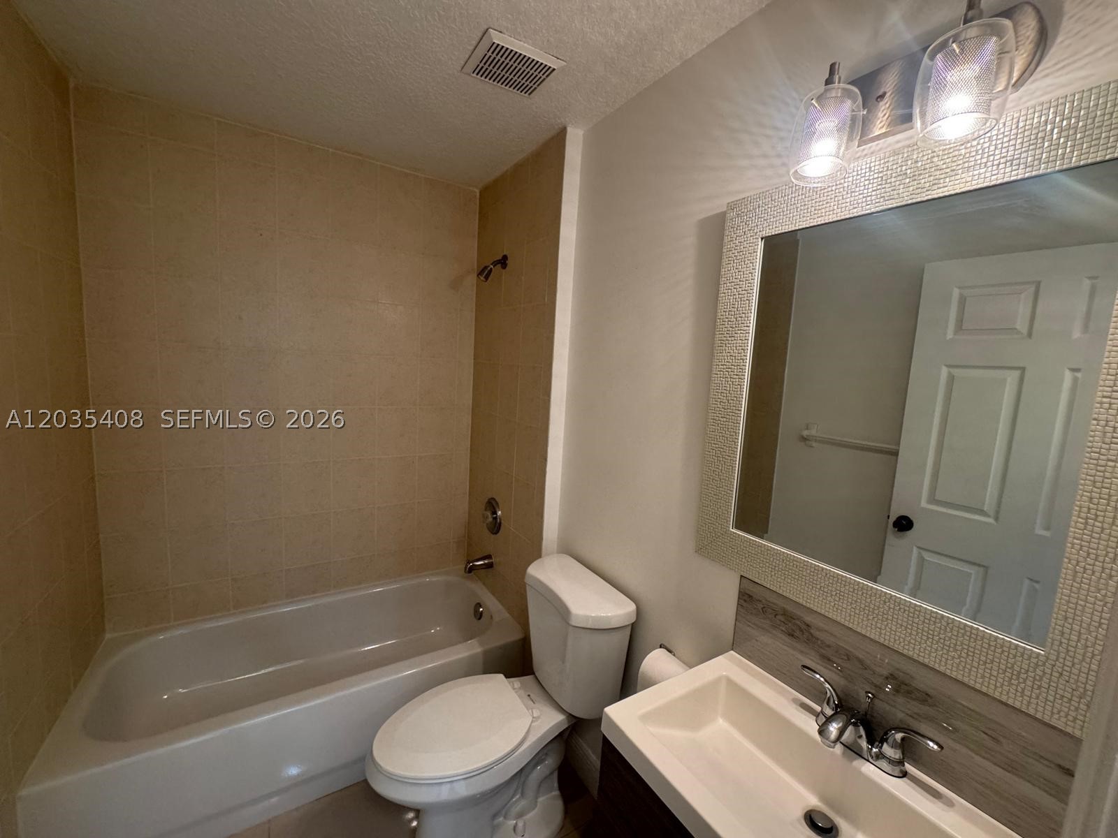 VILLAS AT HARBOR ISLES CO - Residential Lease