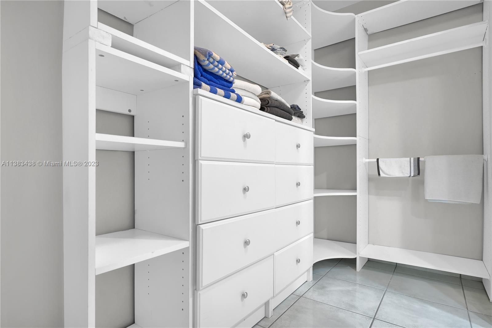 THE CARRIAGE HOUSE CONDO - Residential
