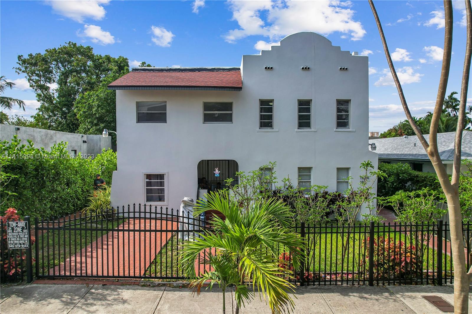 Introducing a charming, move-in ready 2-bedroom, 1-bathroom apartment in a highly sought-after area. This cozy abode offers the perfect blend of comfort and convenience. Don't miss the opportunity to make this desirable dwelling your new home! WILL NOT LAST. REQUIRING CREDIT REPORT, BACKGROUND CHECK, INCOME VERIFICATION, PROOF OF INCOME, WORK VERIFICATION