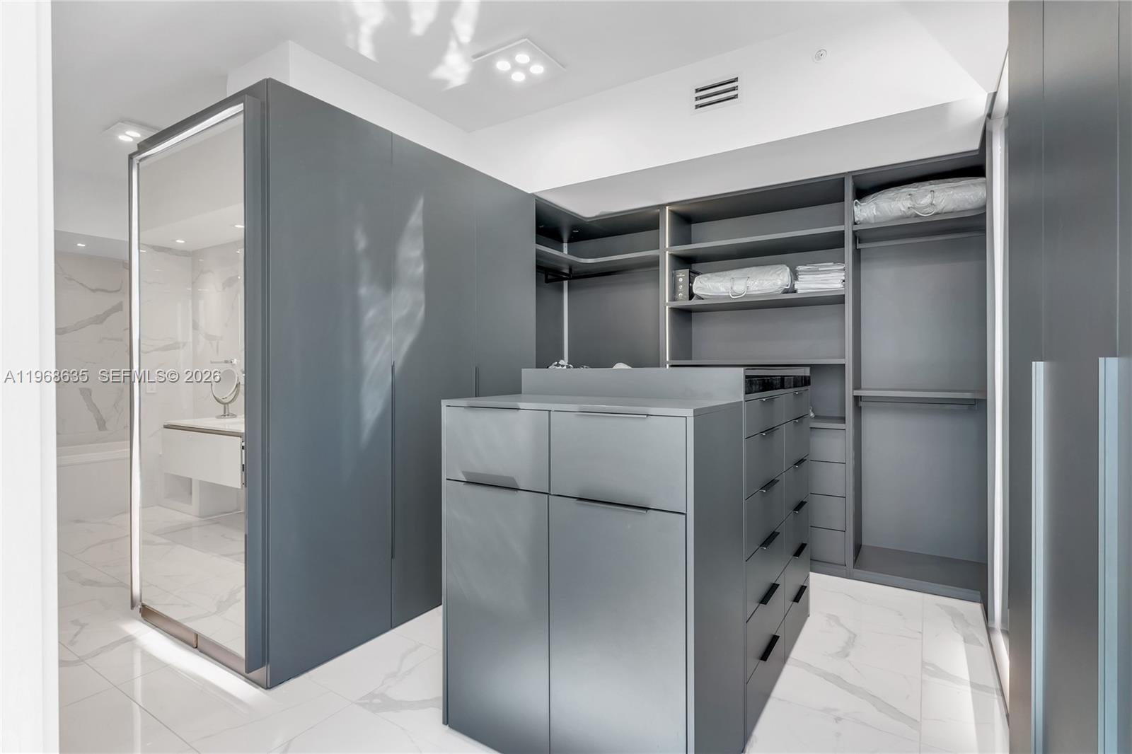 PRIVE CONDO - Residential