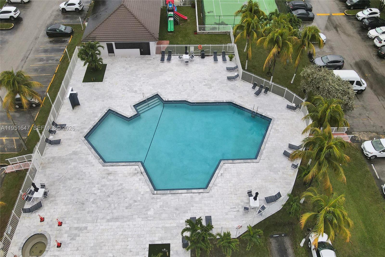 FONTAINEBLEAU GARDENS CON - Residential