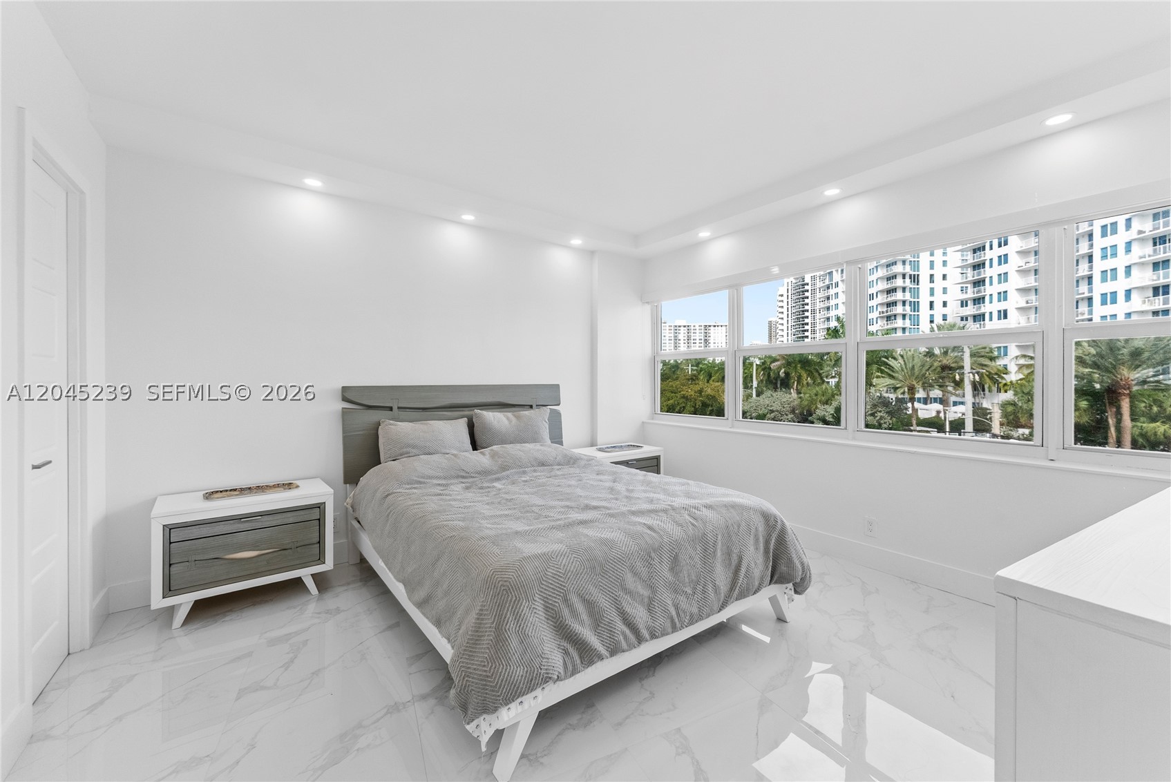 LE CERCLE BY THE BEACH CO - Residential Lease