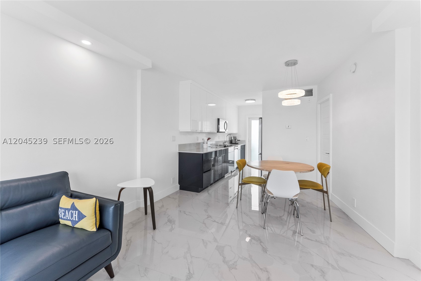 LE CERCLE BY THE BEACH CO - Residential Lease