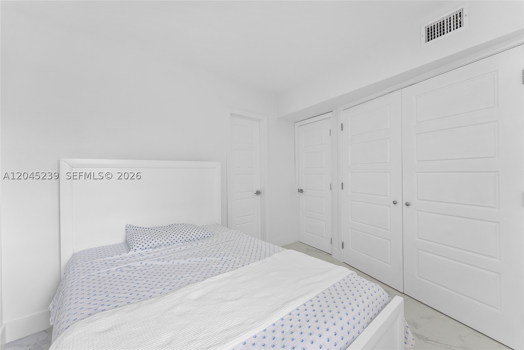 LE CERCLE BY THE BEACH CO - Residential Lease