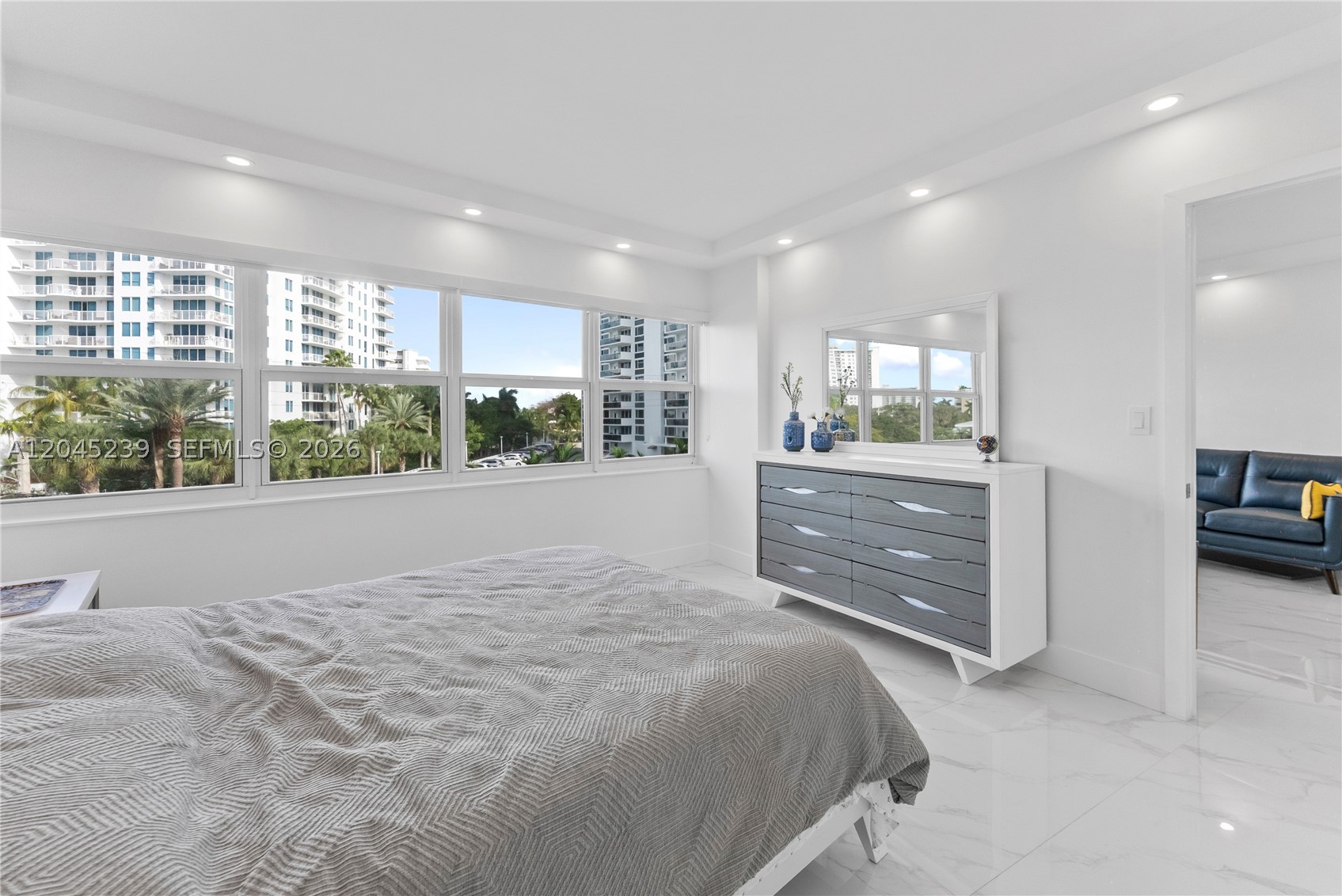 LE CERCLE BY THE BEACH CO - Residential Lease