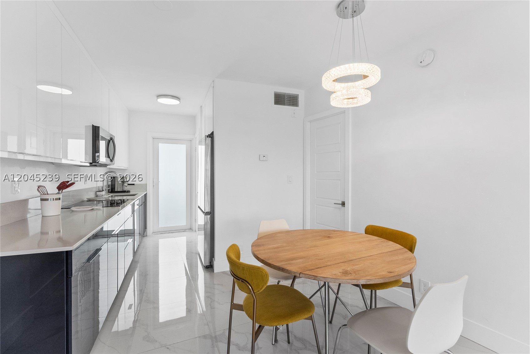 LE CERCLE BY THE BEACH CO - Residential Lease