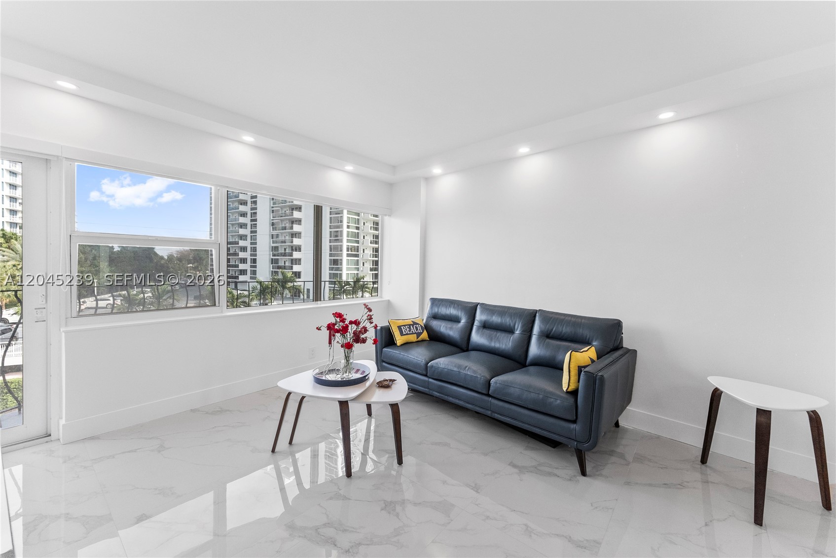 LE CERCLE BY THE BEACH CO - Residential Lease