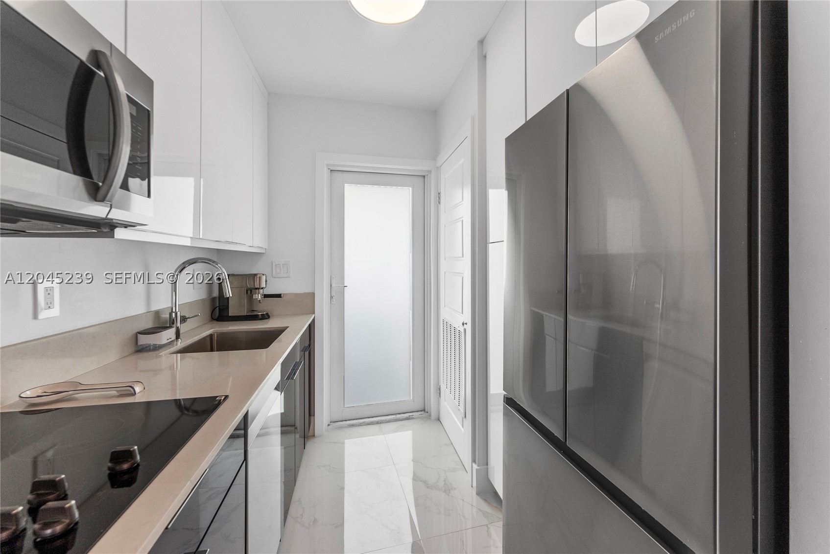 LE CERCLE BY THE BEACH CO - Residential Lease