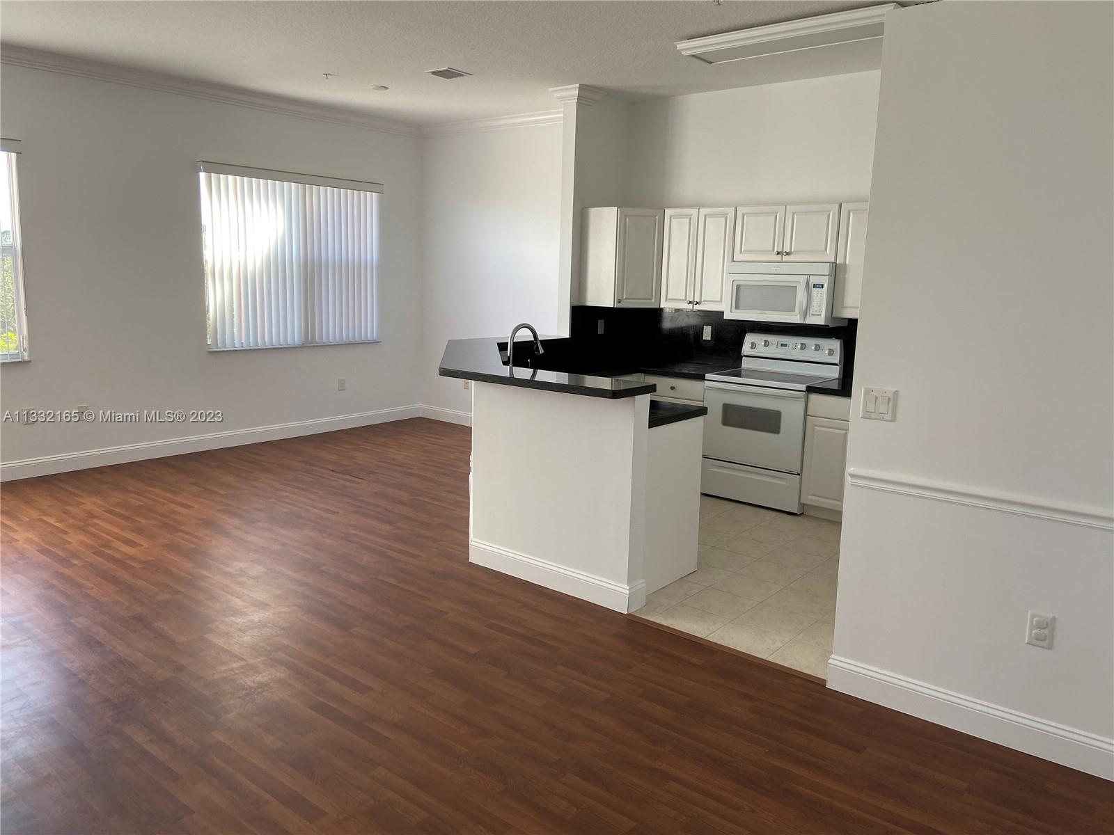 Beautiful 1 Bed and 1 Bath in the best complex in Miramar Villagio, wood laminate in all living area, gated community included club house, fitness center, pool, multisport court etc. Water included
The showings will start from February 2, 2023, please do not disturb the Tenant