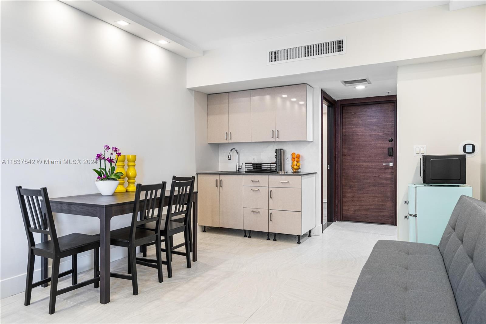 OCEAN POINT BEACH CLUB CO - Residential Lease