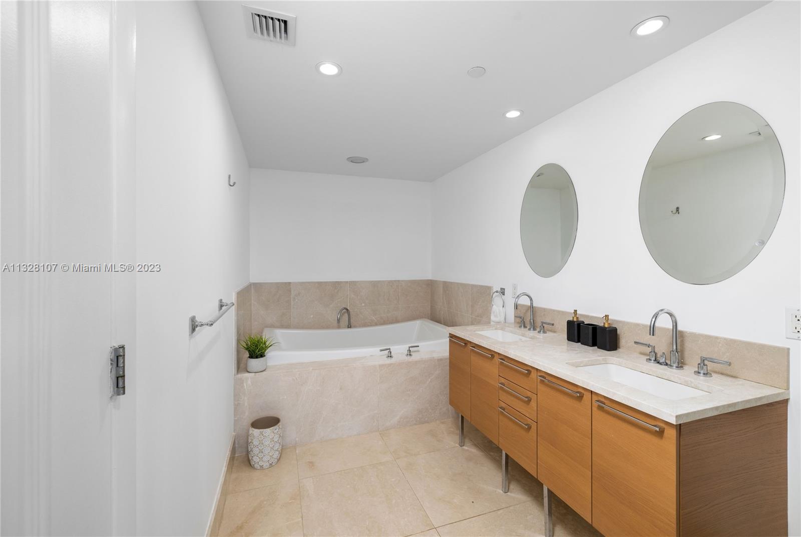 Jade Beach Condo - Residential Lease