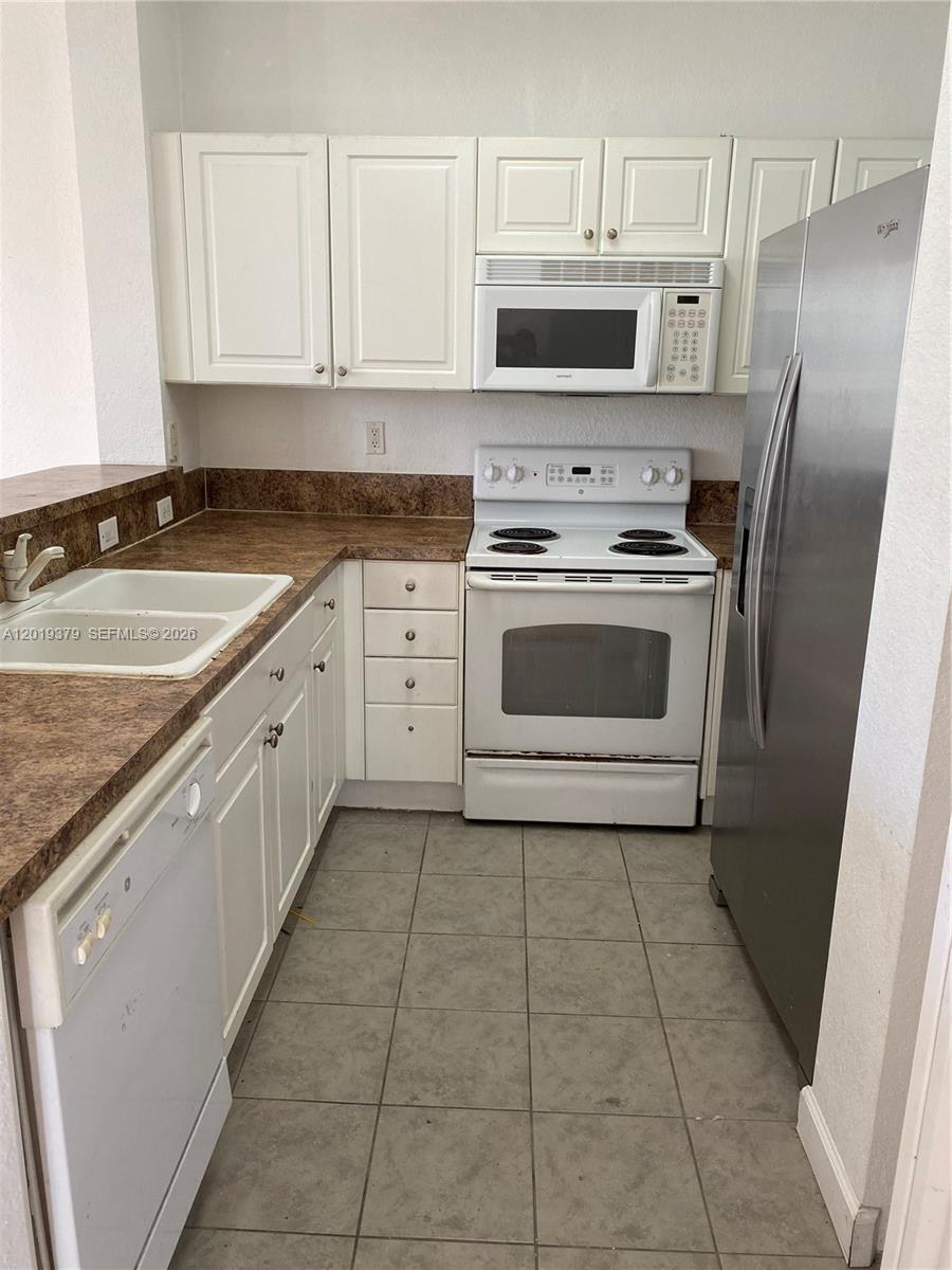 VILLAS AT CARMEL CONDO - Residential Lease