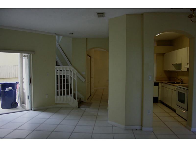 CENTRALLY LOCATED TOWNHOME. NEAR EXPRESS WAY, SCHOOLS, AIRPORT. NICE QUIET COMMUNITY. SPACIOUS TOWNHOME WITH PATIO, GREAT FOR ENTERTAINMENT