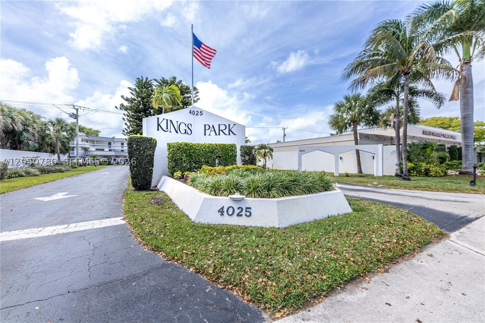 KINGS PARK GARDEN APTS CO - Residential Lease
