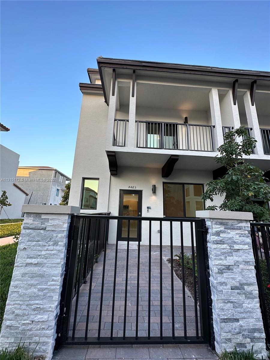 Beautifull townhouse in Urbana at Downtown Doral. 3 bedrooms, 2 full bathrooms, 2 half bathrooms
and 2 car garage. Kitchen with stainless steel appliances & quartz countertops. The townhome is located in one of the prime locations of Downtown Doral. Walking distance to the one of the best charter schools in Florida, the amazing clubhouse, hospital, Downtown Doral Park & more.