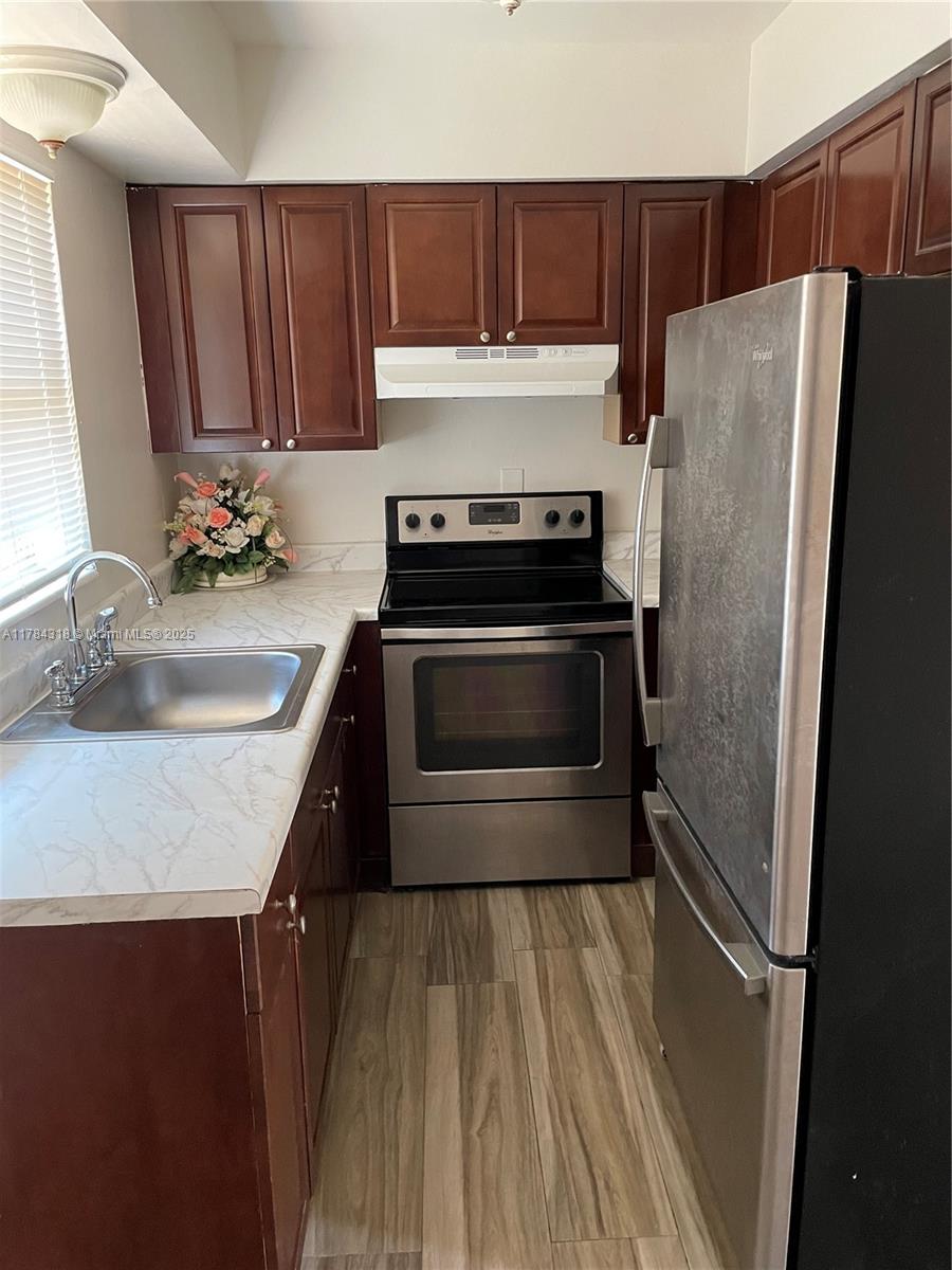 APT 2- Nicely Remodeled 1/1 in a great area. Close to US-1 and Pine Crest. Ready to move in ASAP. Easy application process. Application attached to listing.