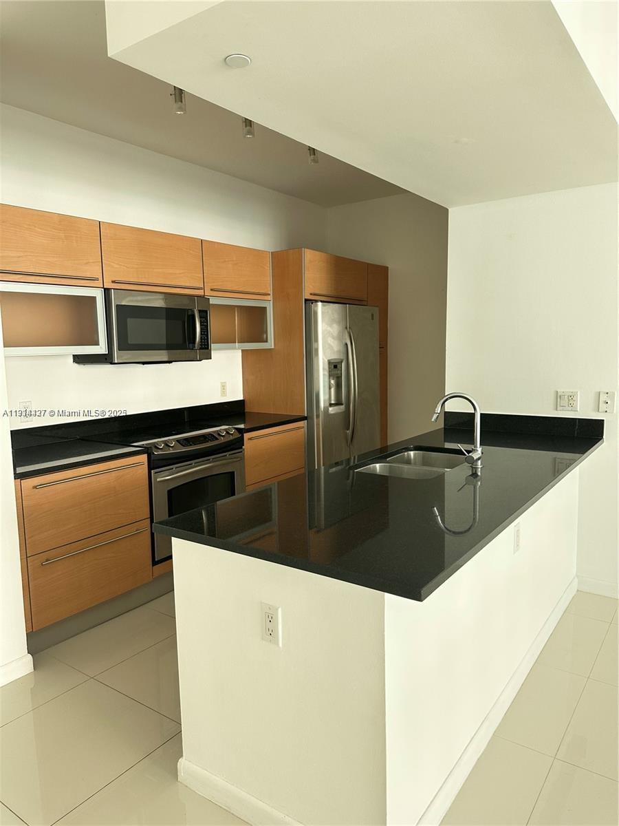 THE PLAZA 901 BRICKELL CO - Residential Lease