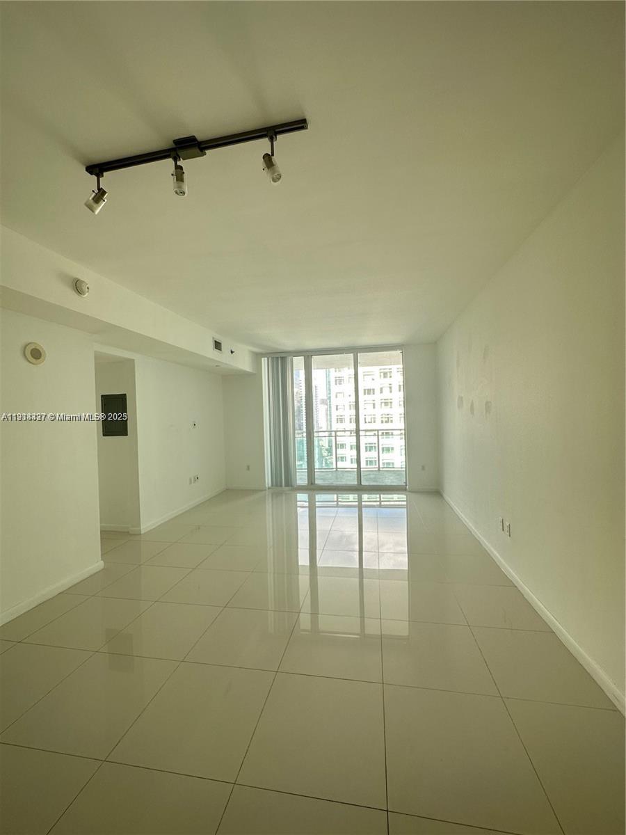 Beautiful corner unit featuring 1 bedroom with an amazing city view and a spacious bathroom with a double sink. The residence includes a functional kitchen, an open living–dining area, and a large balcony. Located in one of the most central buildings in the heart of Brickell, the condominium offers elegant social areas, a fully equipped gym, private conference rooms, a mini theater, a pool, an outdoor jacuzzi, and a small barbecue area.
Just 15 minutes from Miami International Airport, Port of Miami, great restaurants, major banks, and shopping centers with a wide variety of stores and entertainment options. Contact the realtor to schedule a showing.
The unit will be available starting December 07.