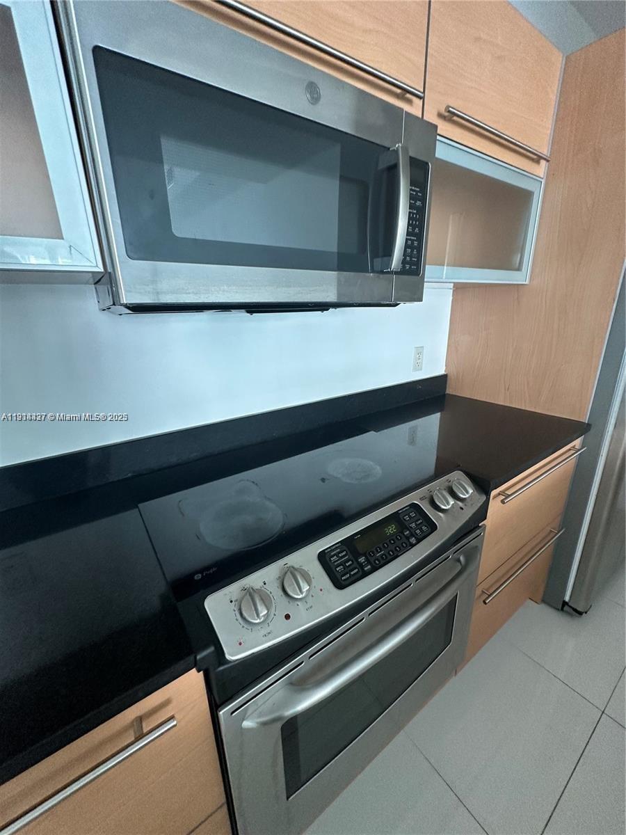 THE PLAZA 901 BRICKELL CO - Residential Lease