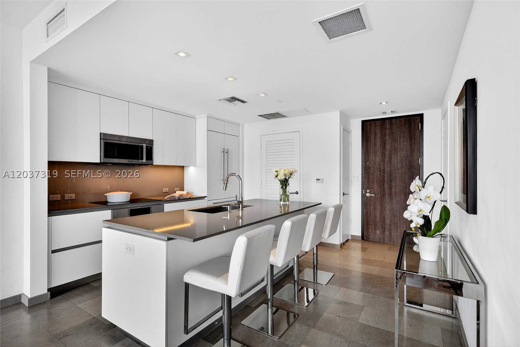REACH CONDO - Residential