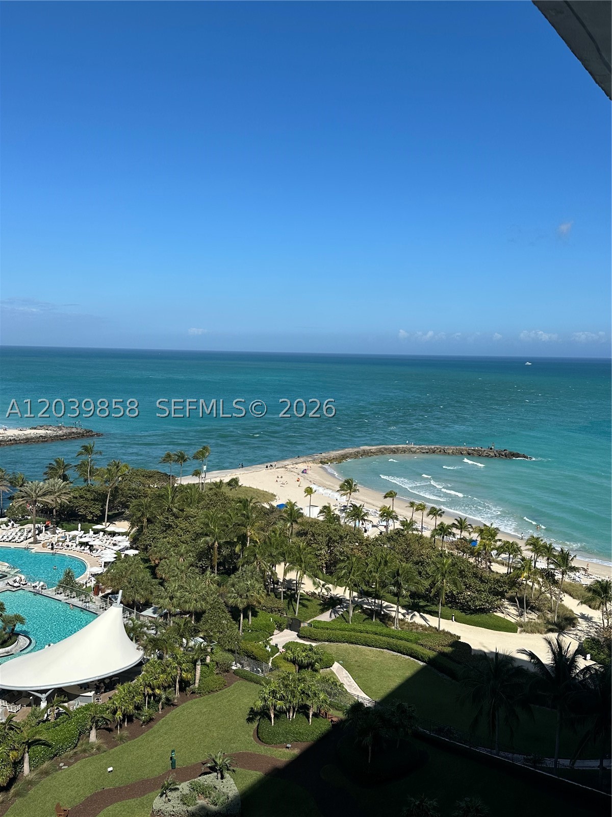 Studio in high floor at Harbour House. magnificent views, built in closets, new appliances.
Five star amenities. Gym, Spa, Social Room, Spa, beach service, etc.
Located in the heart of Bal Harbour, walking distance to Shops, restaurants, etc.
