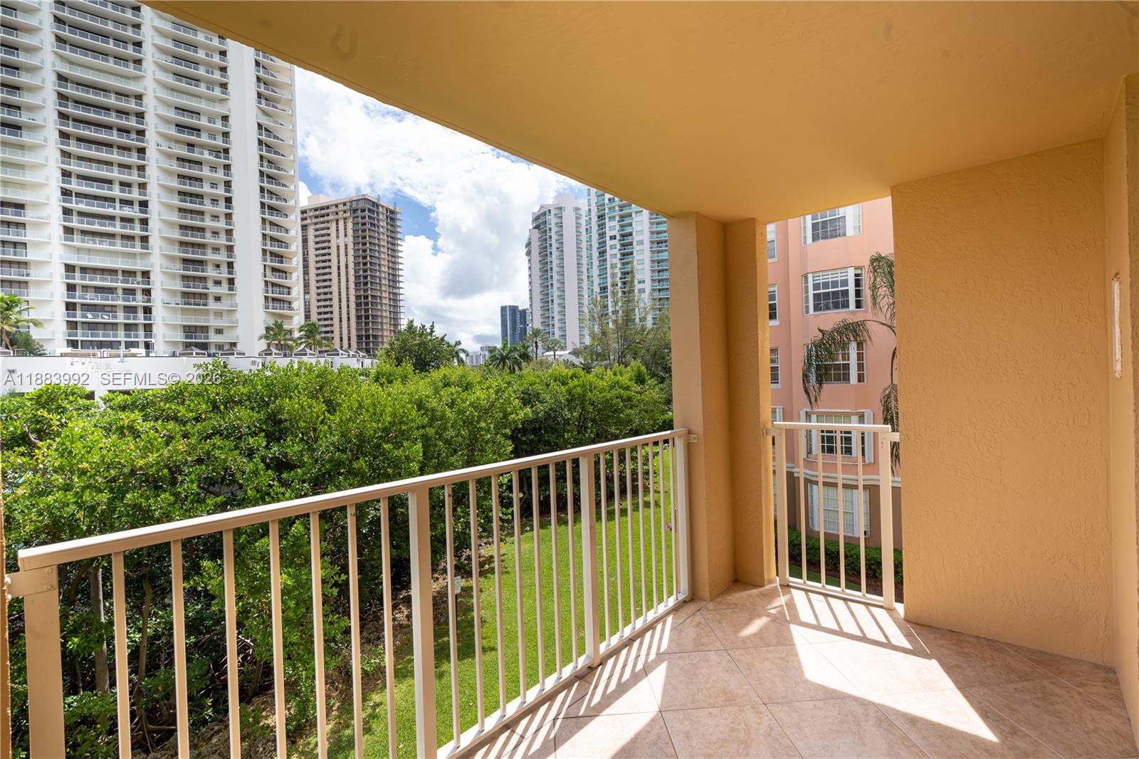 THE YACHT CLUB AT AVENTURA - Residential