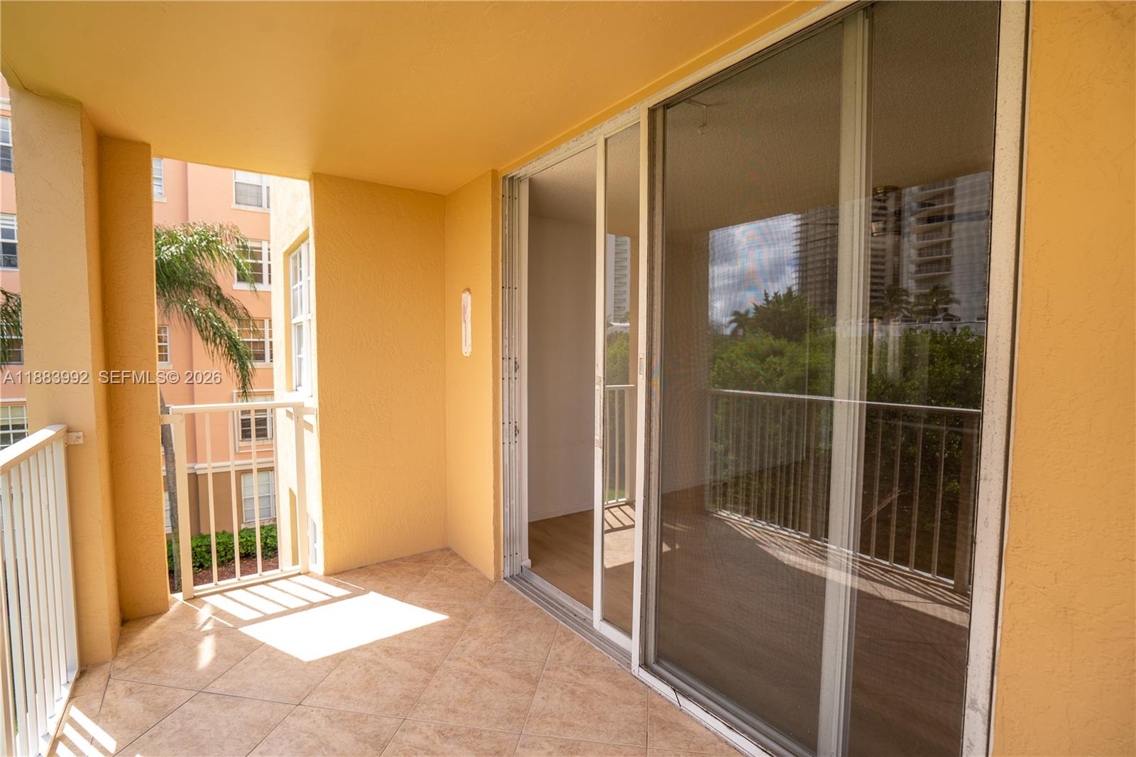 THE YACHT CLUB AT AVENTURA - Residential