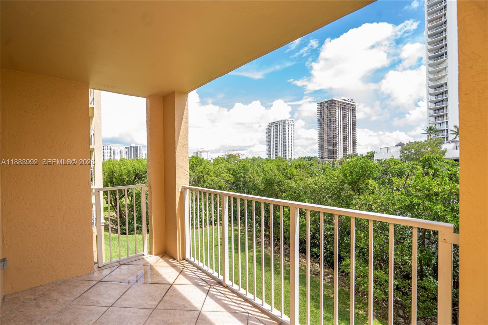THE YACHT CLUB AT AVENTURA - Residential