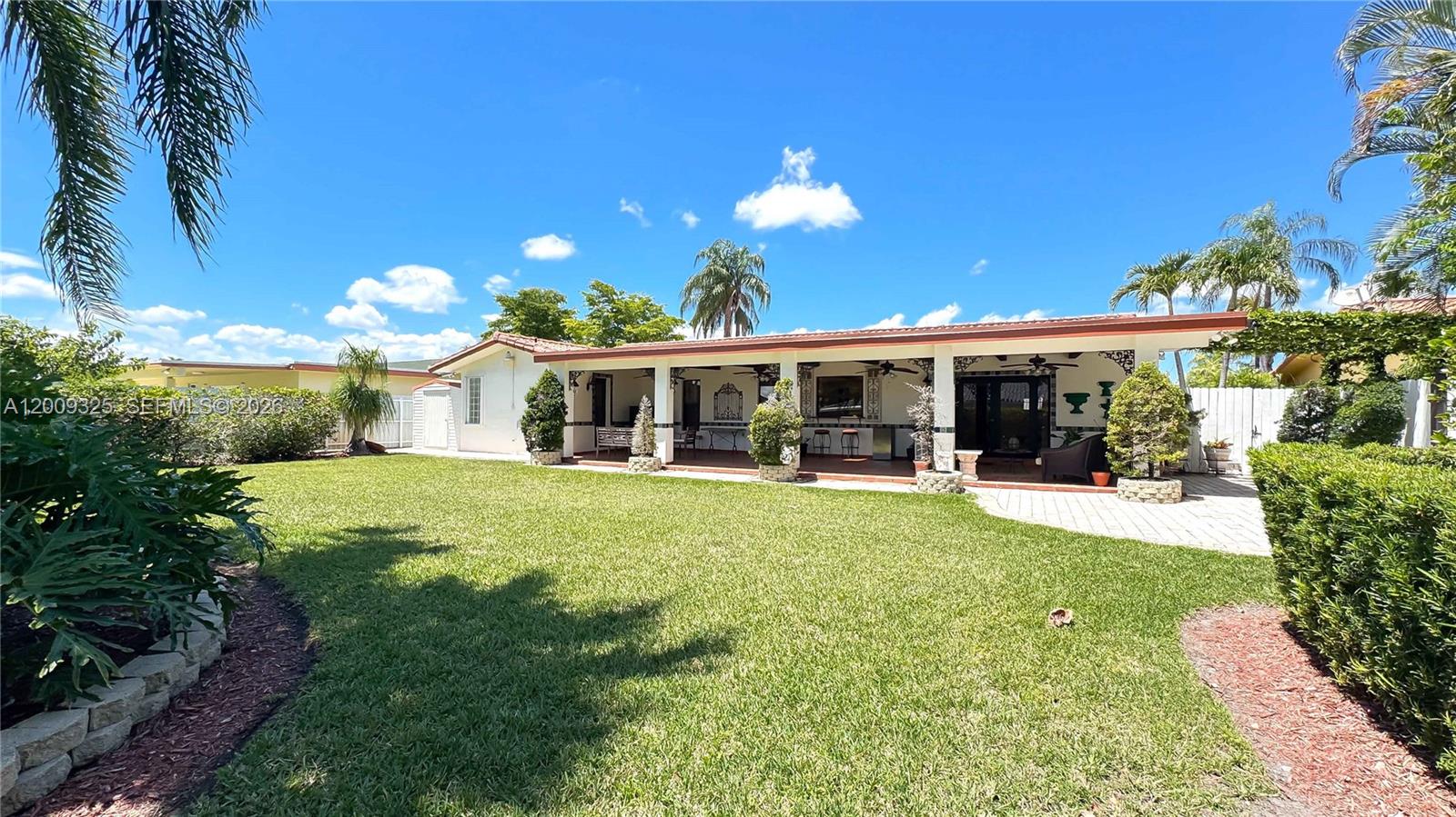 TAMIAMI LAKES SEC 1 - Residential