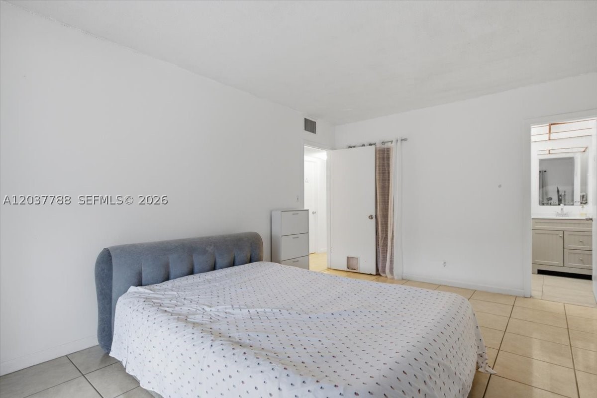 LAUDERDALE OAKS CONDO II - Residential