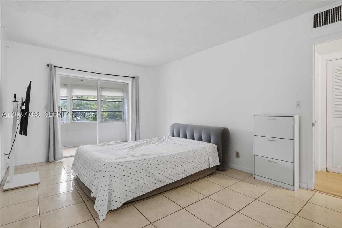 LAUDERDALE OAKS CONDO II - Residential